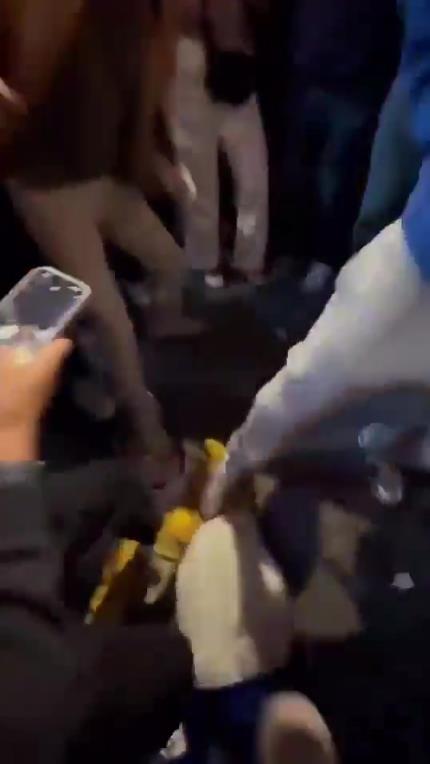 驚！尼克斯大勝步行者后，哈利伯頓遭主場(chǎng)球迷群毆