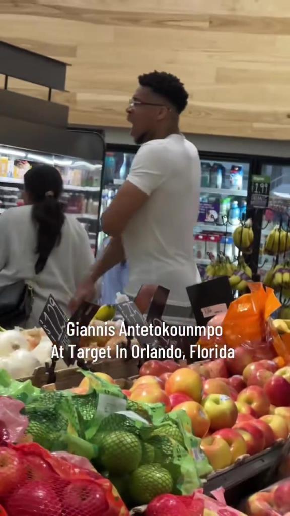 好男人?。∽帜父缭趭W蘭多度假 陪妻子一起逛超市