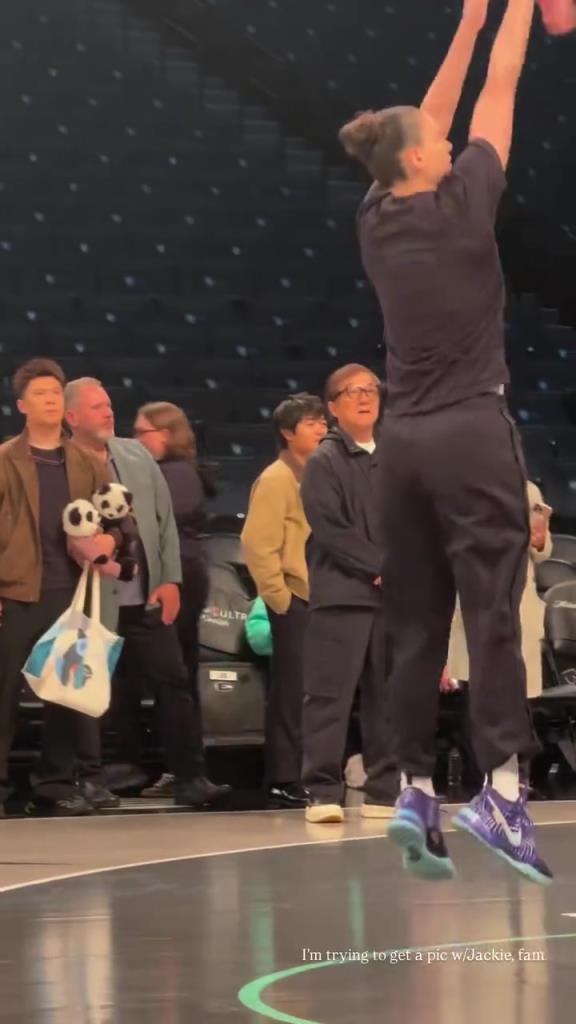 71歲成龍現(xiàn)身巴克萊中心看女籃比賽：她們投籃怎么那么準?。。?>
                                <div   id=