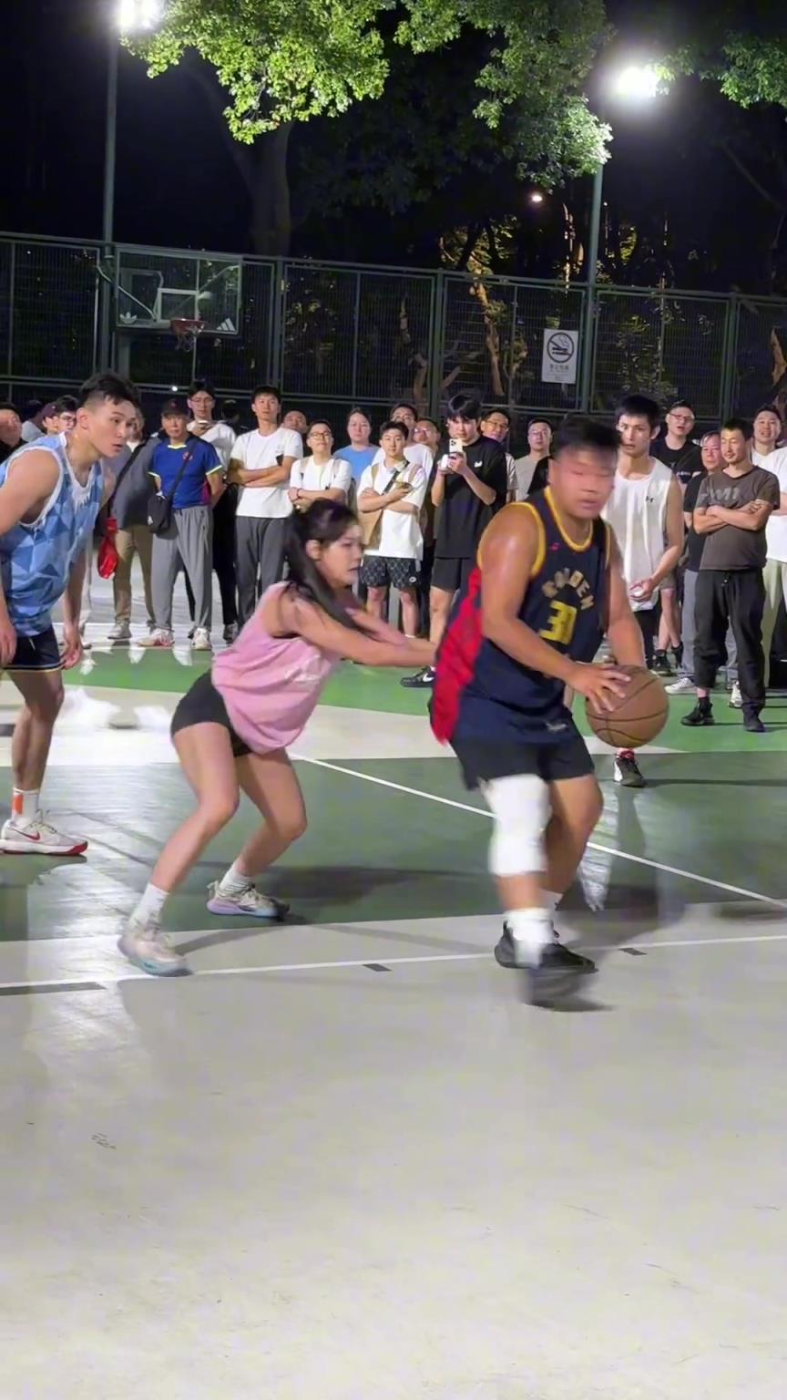 這哥們看見(jiàn)防自己的是女生，一個(gè)勁背打，球也不傳了